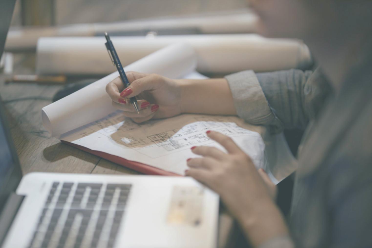 Étudiant travaillant sur une analyse financière avec graphiques et données à l'écran